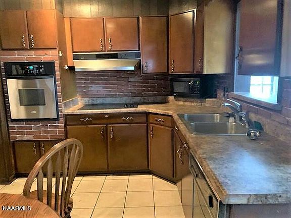 2nd image of 2712 Oswald St