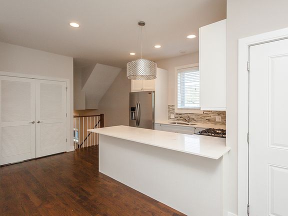 4th image of 3516 N Sacramento Ave #1