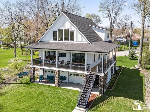 8111 Beech Ave, Whitmore Lake, MI 48189