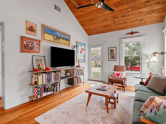 5th image of 606 E Guenther