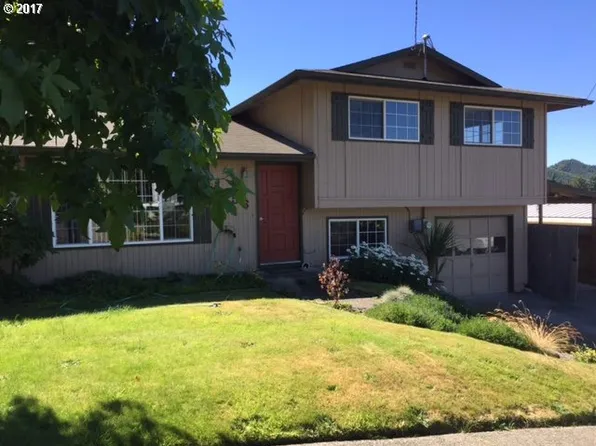 856 S Hill Dr, Reedsport, OR 97467