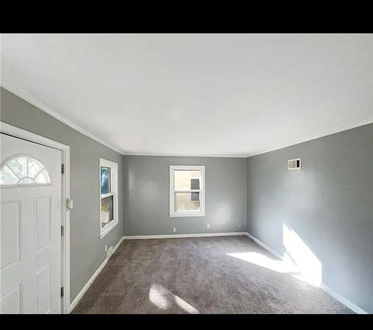 Cute 2 Bedroom 1 bath Bungalow — Photo 4