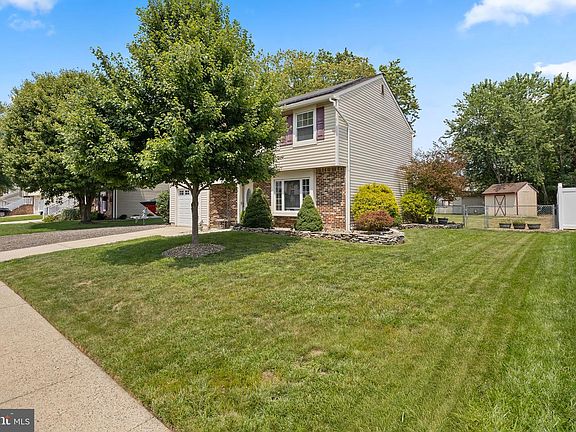 2nd image of 14 Lawrence Ln