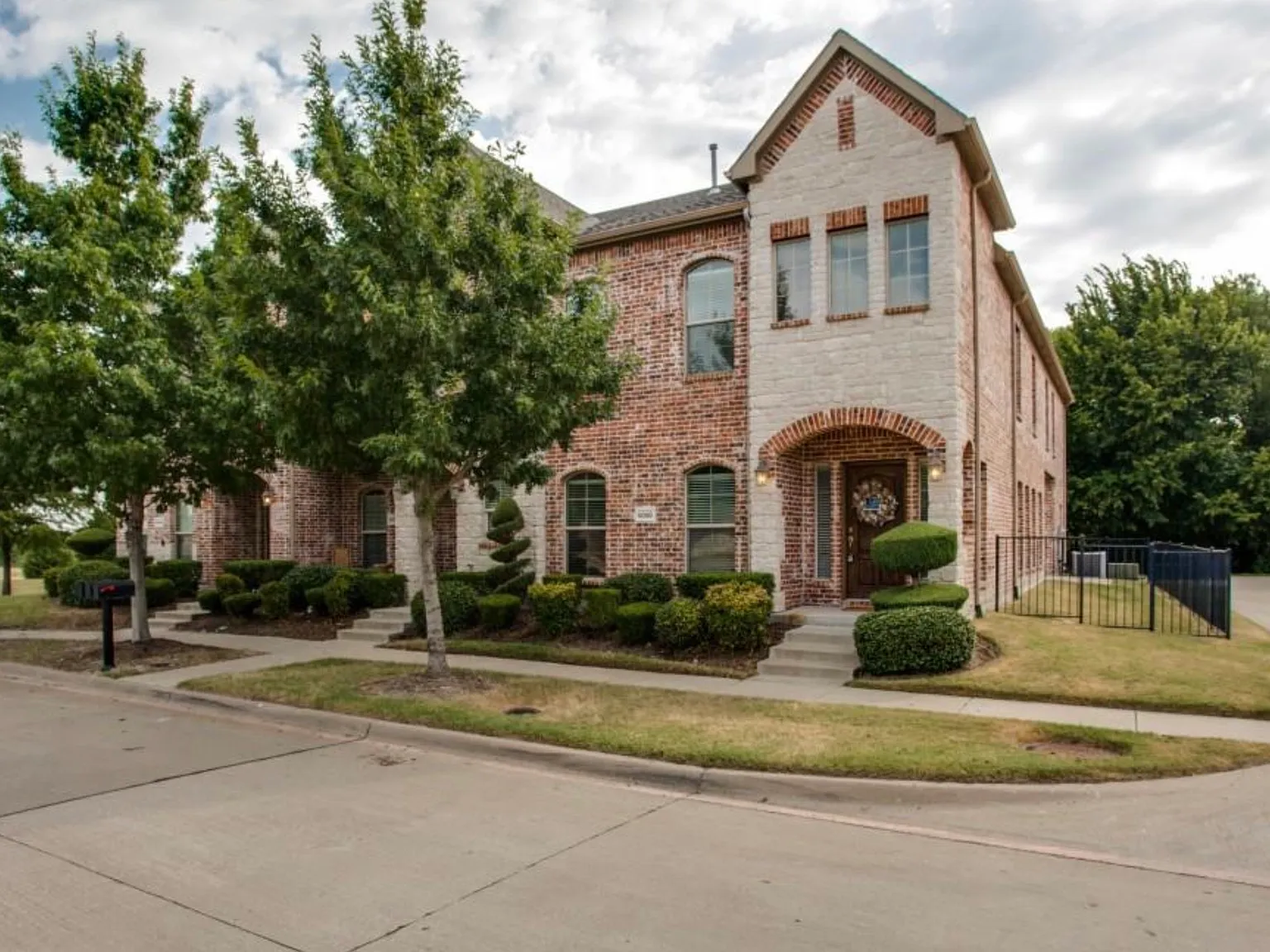3 bed, 2243 sqft, $2,995 — Photo 3