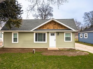 2430 N 2nd Ln, Oconomowoc, WI 53066