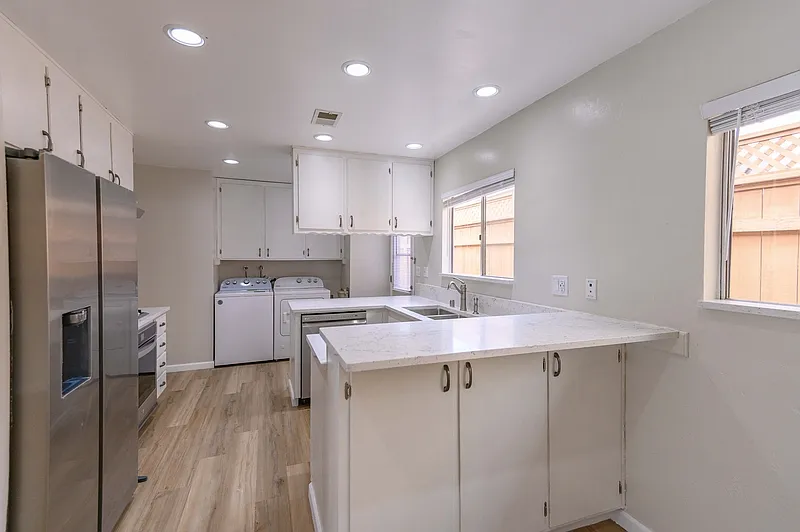 3 bed, 2.0 bath, 1209 sqft, $5,450 — Photo 3