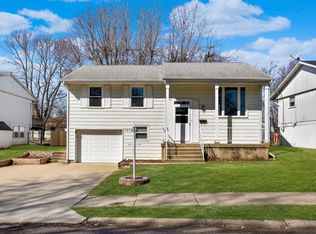 1713 Holiday Dr, Pekin, IL 61554