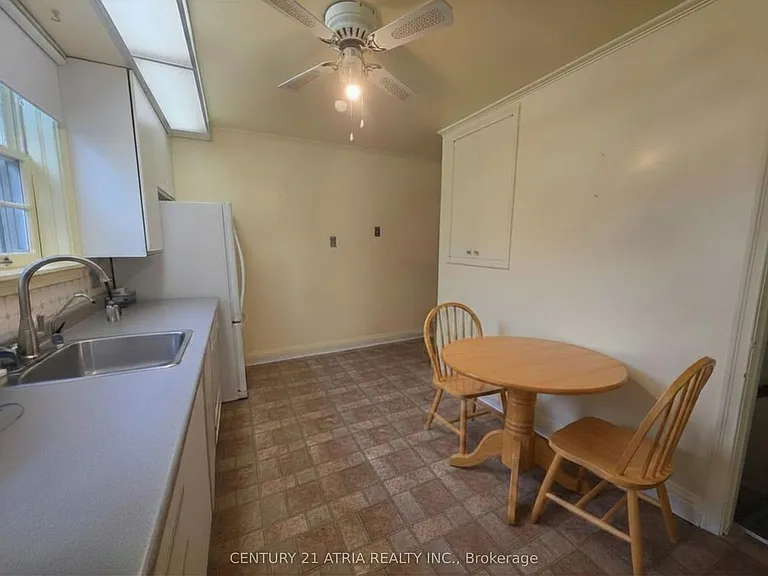 32 Meadowview Ave — Photo 9