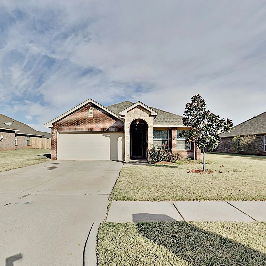 A Beautiful and Spacious 4 Bedroom 2 Bath in Mustang Schools — Photo 1