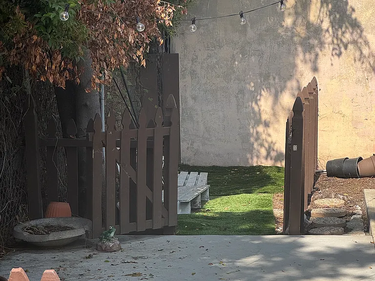549 N Martel Ave — Photo 11
