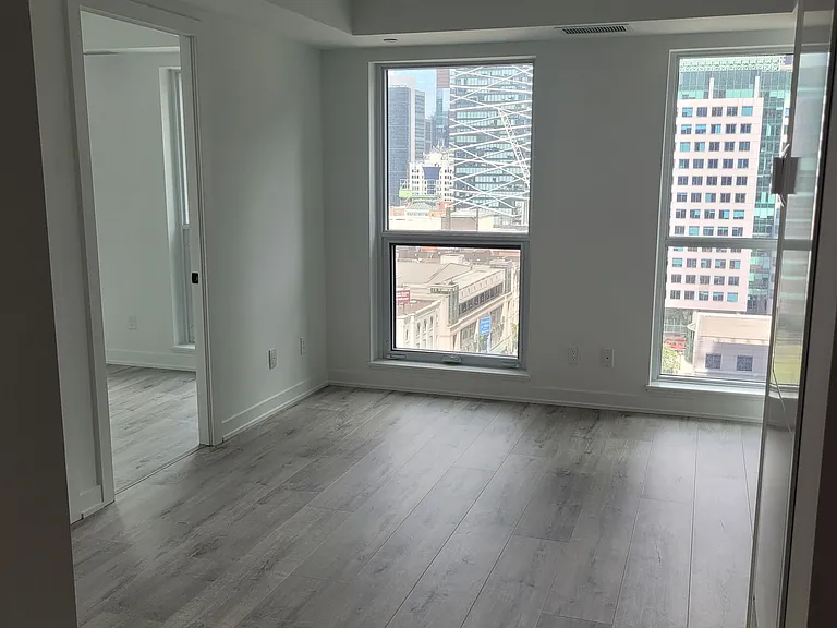 327 King St W #1301 — Photo 8