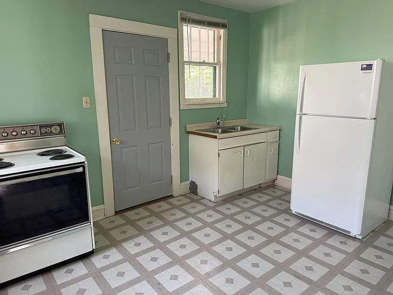 466 W Grand Ave — Photo 5