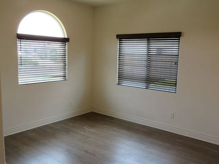 305 Hampton Dr — Photo 4