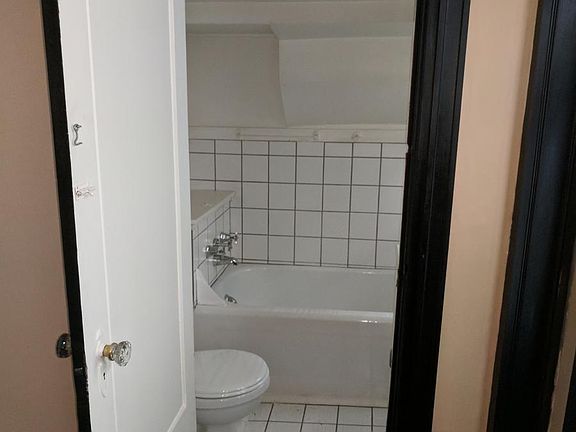 4th image of 463 Ashland Ave APT 2