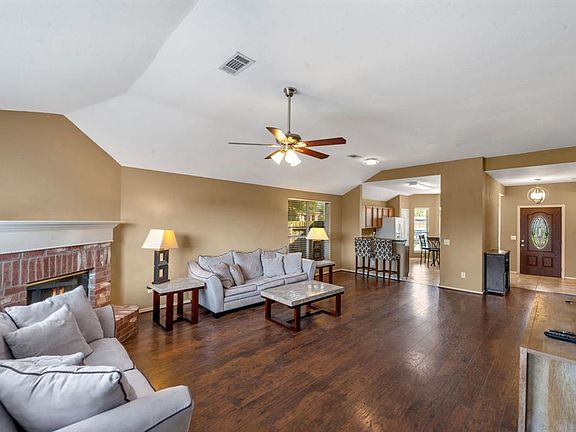 2nd image of 513 Vicki Ln