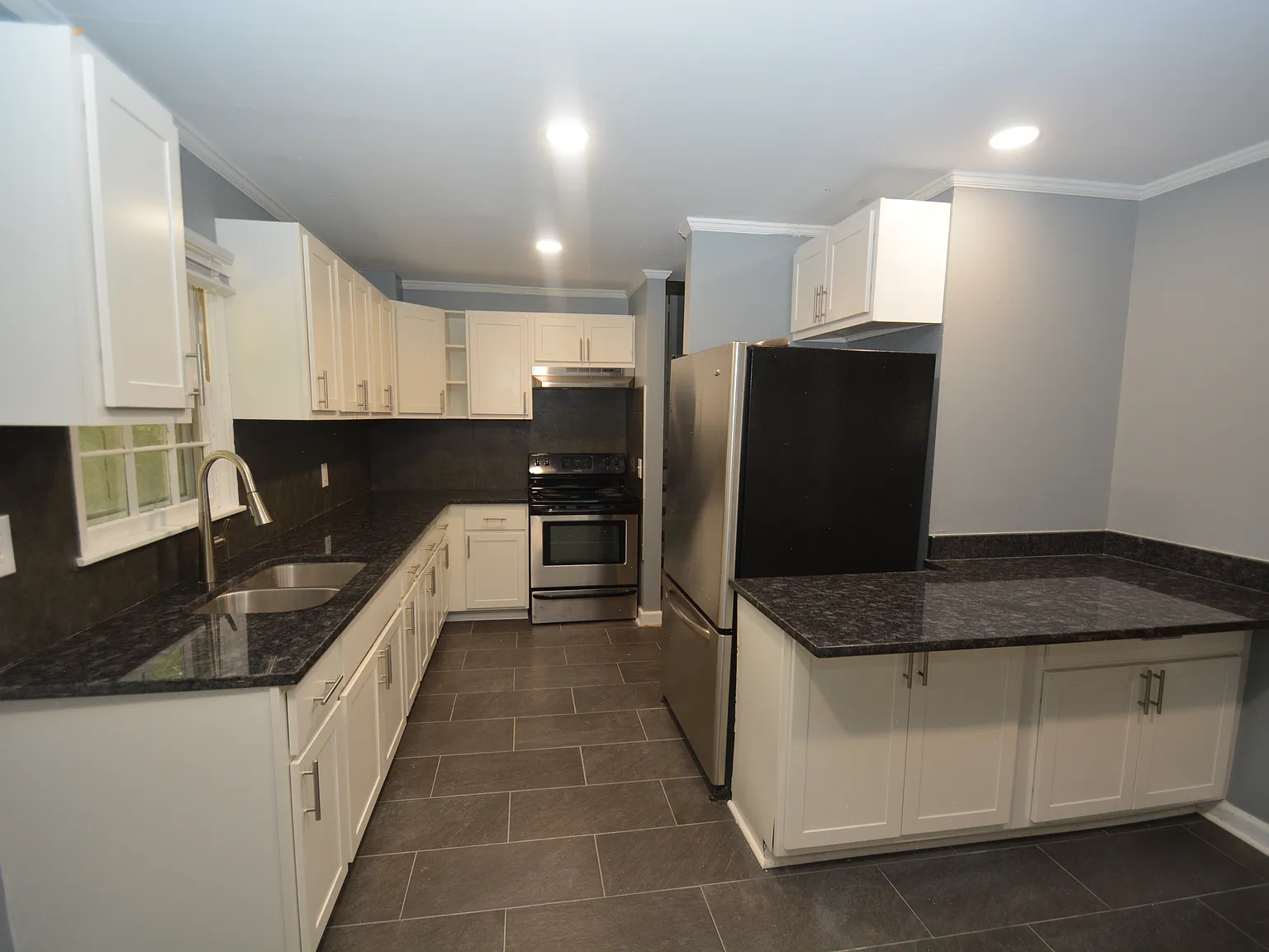 4 bed, 1.5 bath, 2248 sqft, $2,095 — Photo 2