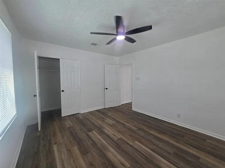5102 Avenue L — Photo 28
