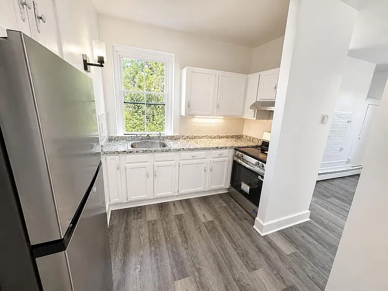 213 Partition St — Photo 2