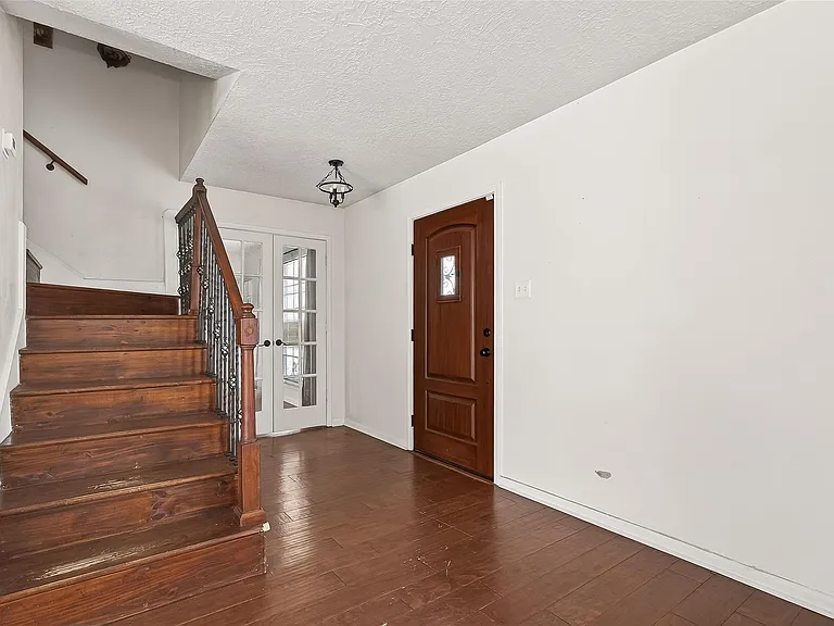 20211 Salzburg Ln — Photo 5