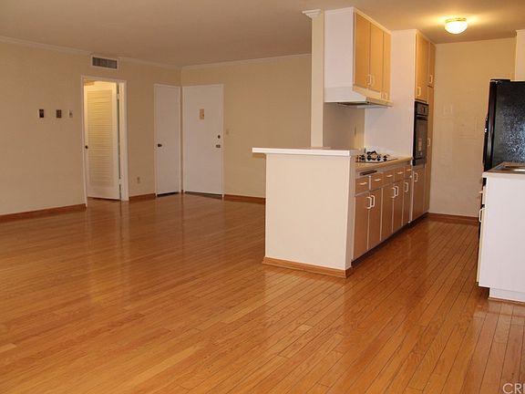 5th image of 5328 Newcastle Ave Unit 16