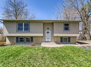 586 Grospoint Ln N, Oakdale, MN 55128