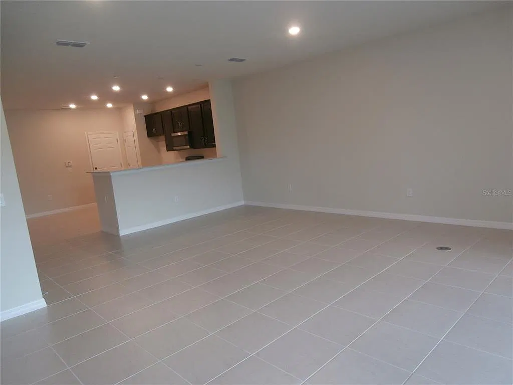 3 bed, 2.5 bath, 1883 sqft, $2,300 — Photo 4