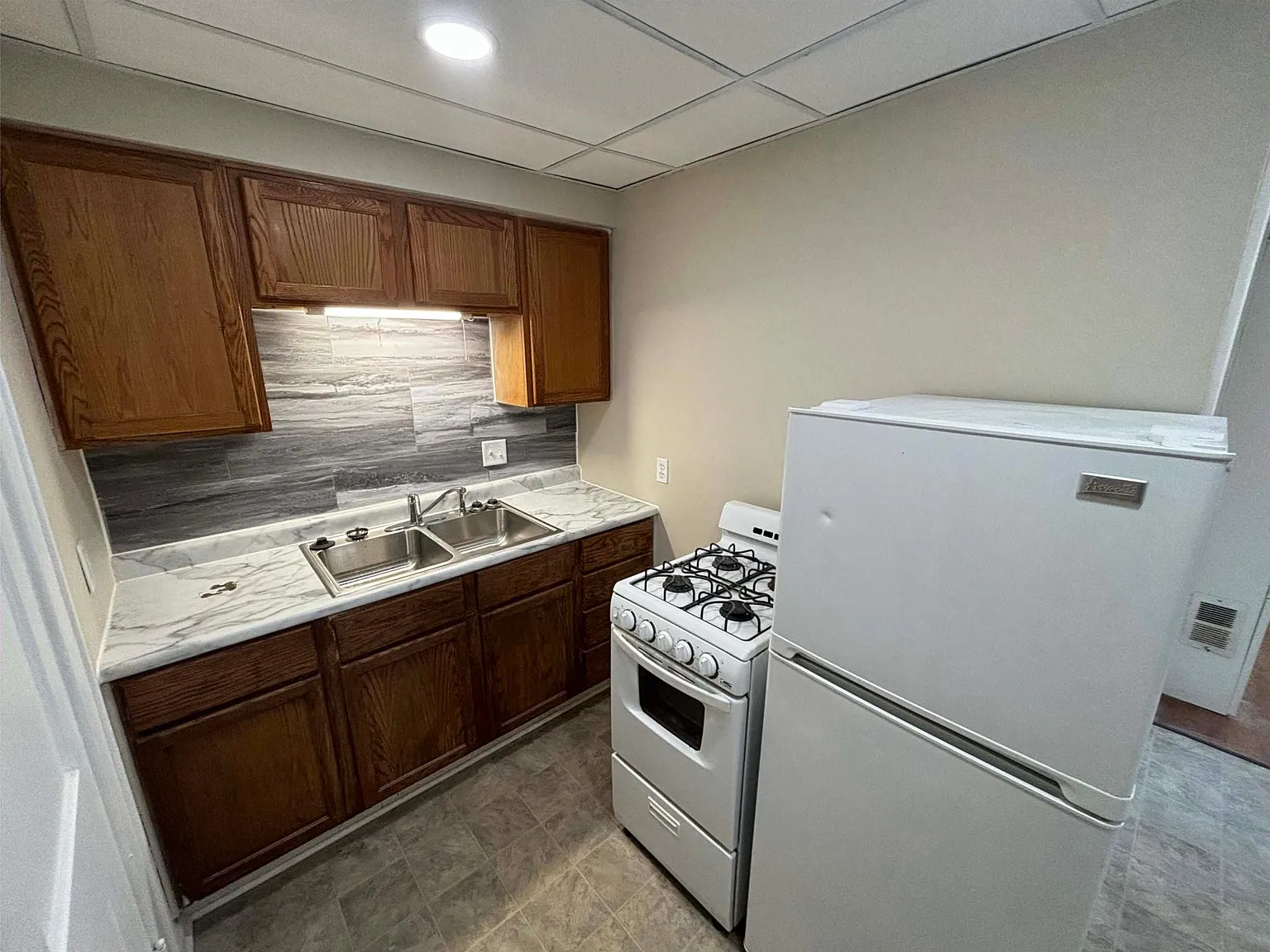 625 Owen St — Photo 2
