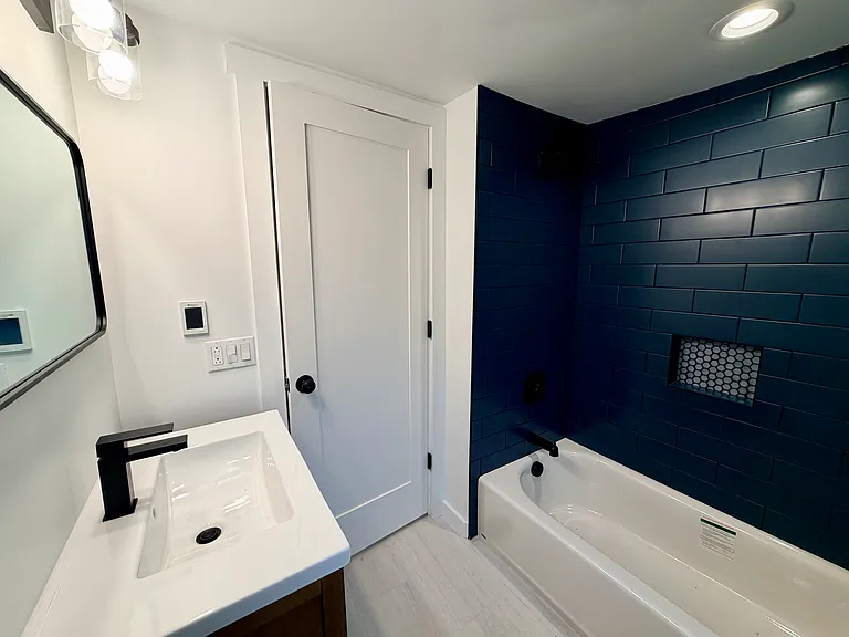 2nd Floor, Full Bath
