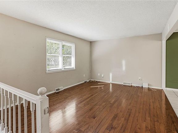 4th image of 405 SW Killarney Ln