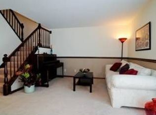 921 Britta Ln, Geneva, IL 60134