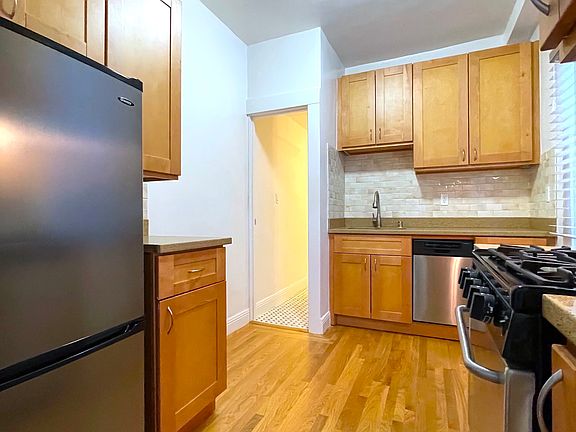 2nd image of 887 Bush St #400