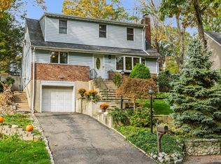 129 W Rogues Path, Huntington, NY 11743