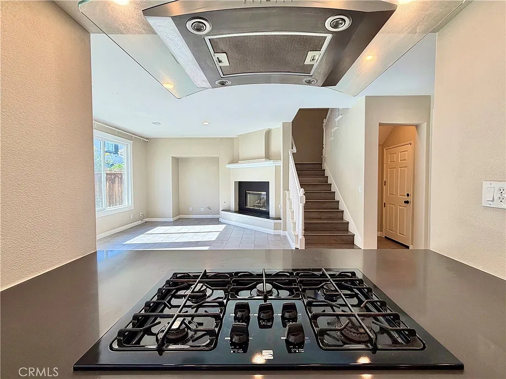 4 bed, 3.5 bath, 2100 sqft, $5,950 — Photo 4