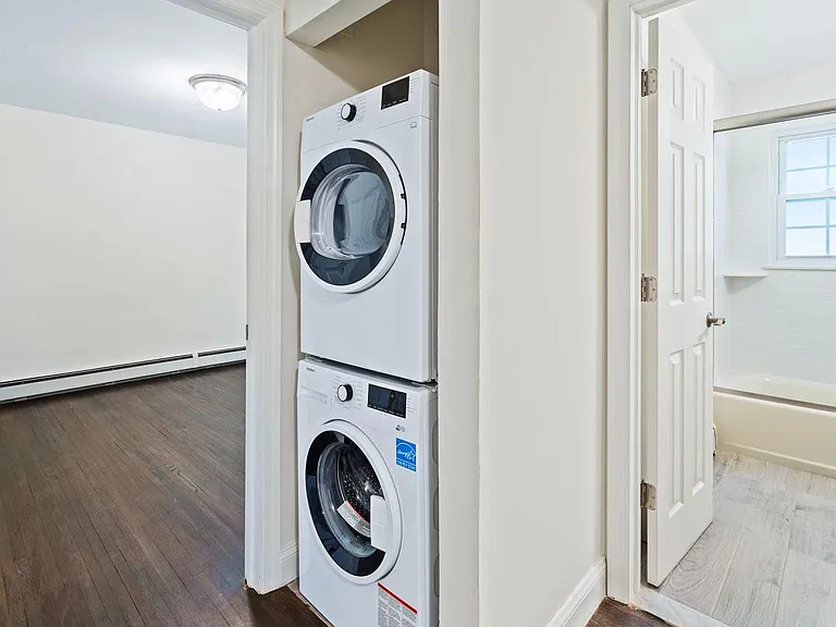 Newtonian Garden Apartments — Photo 10