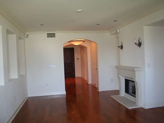 3rd image of 1010 Genter St Unit 201