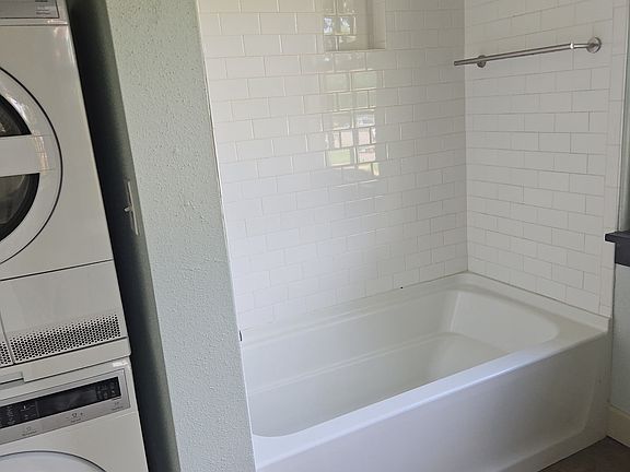 2nd image of 620 NW 21st St Unit 102