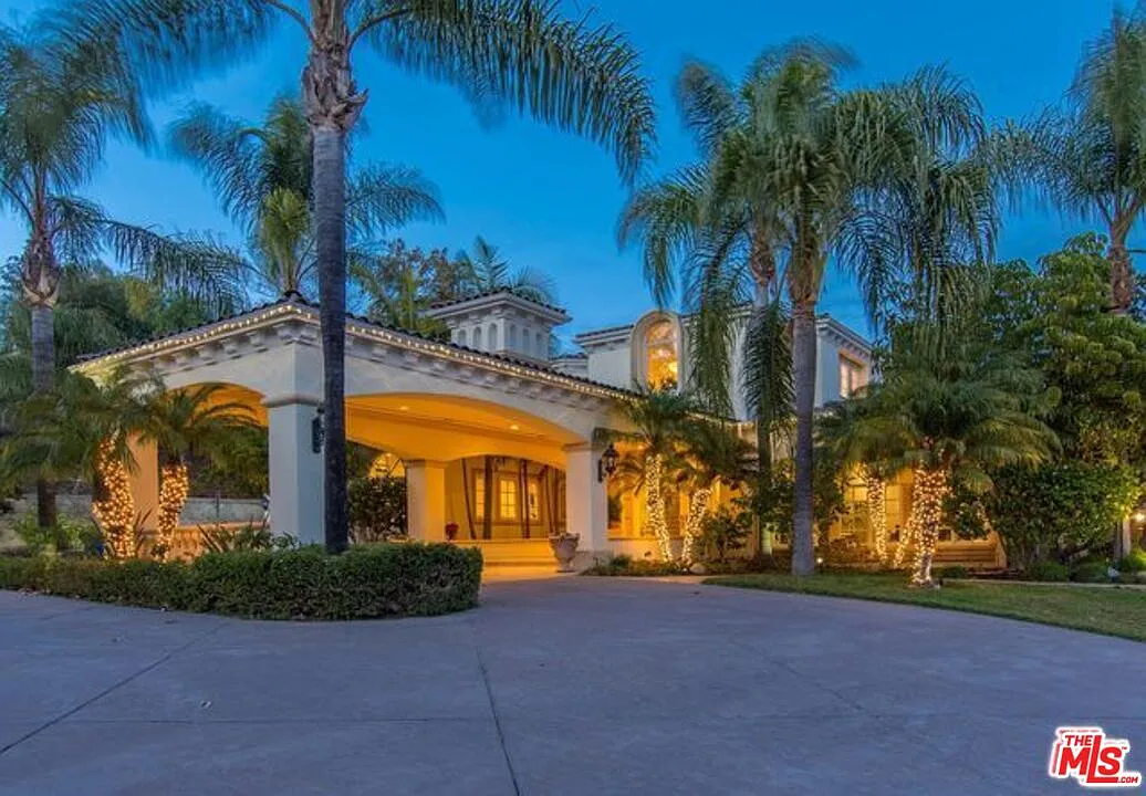 7 bed, 5.5 bath, 9627 sqft, $21,995 — Photo 2