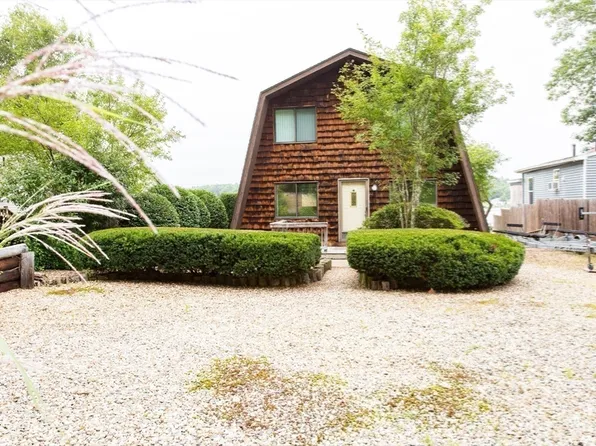 21-21 Beach Dr #22, West Brookfield, MA 01585