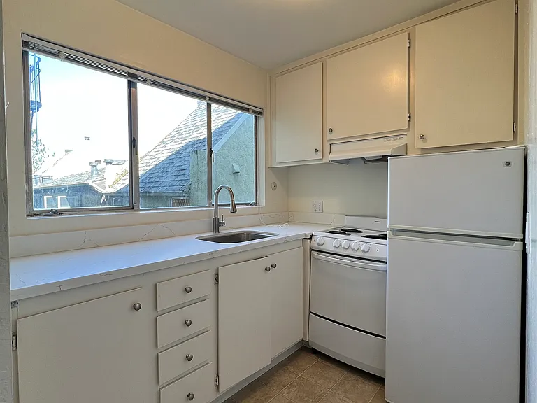 2541-2569 Le Conte Ave — Photo 7