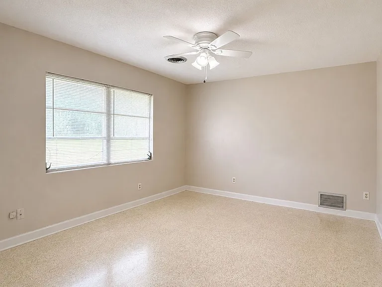 1675 De Leon St — Photo 13