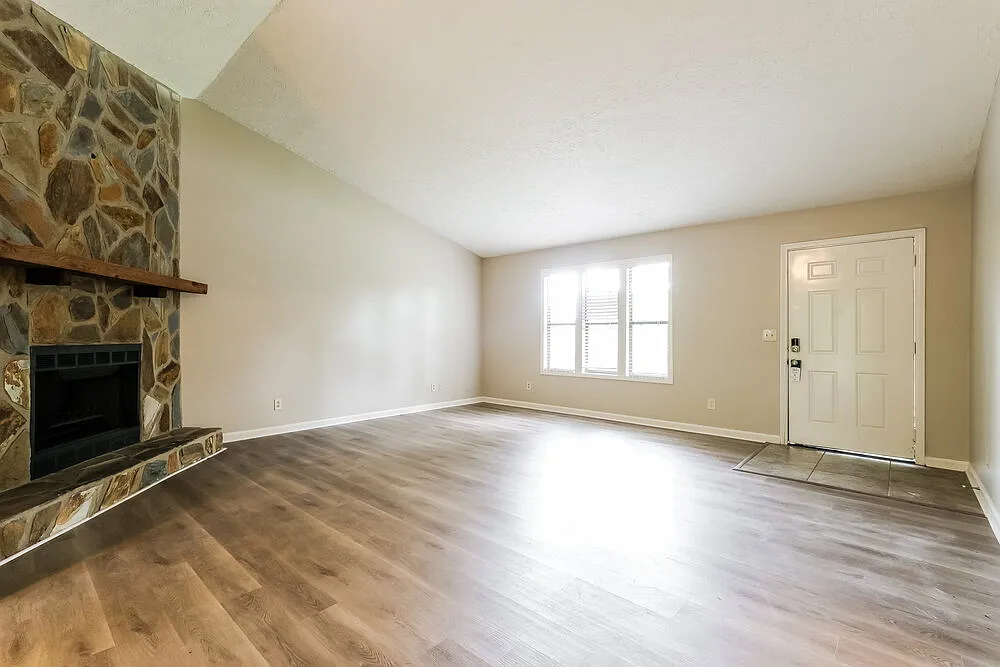 3 bed, 2.0 bath, 1260 sqft, $2,040 — Photo 4
