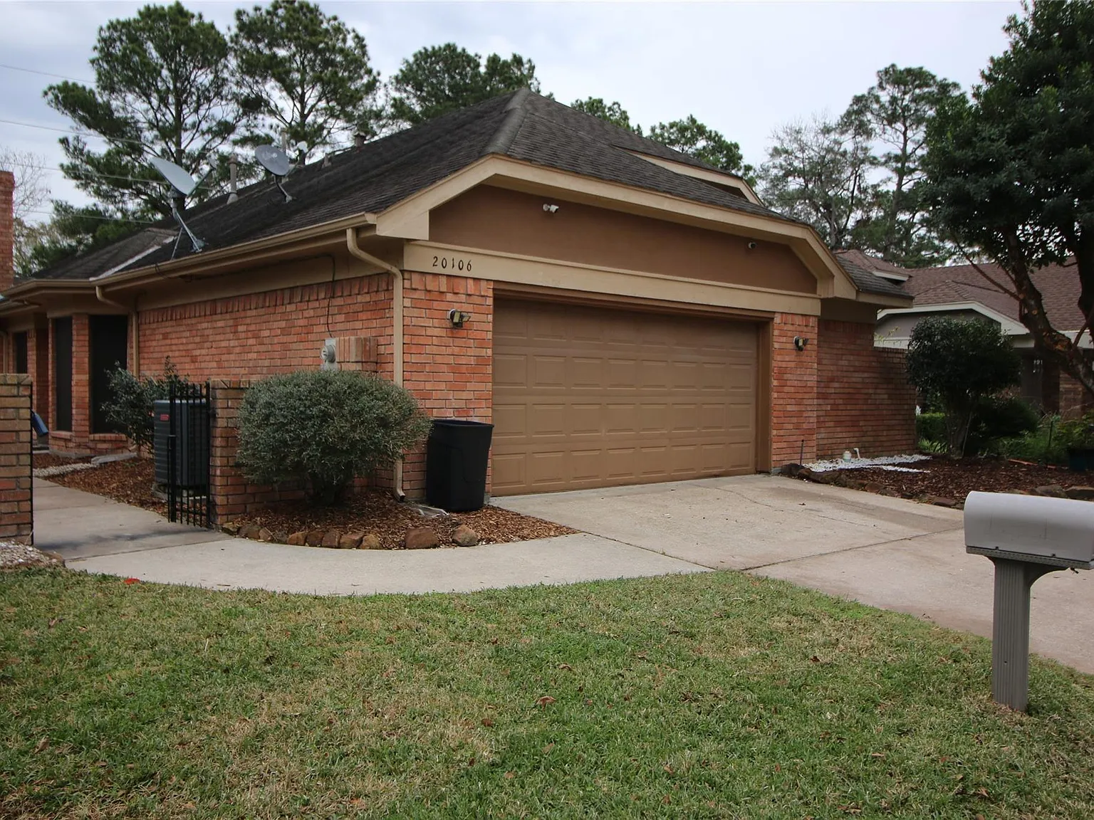 3 bed, 2.0 bath, 1843 sqft, $2,000 — Photo 2