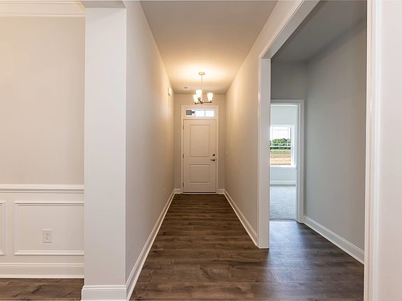 5th image of 949 Willow Place SW