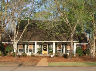 2432 Laurin St, Grenada, MS 38901