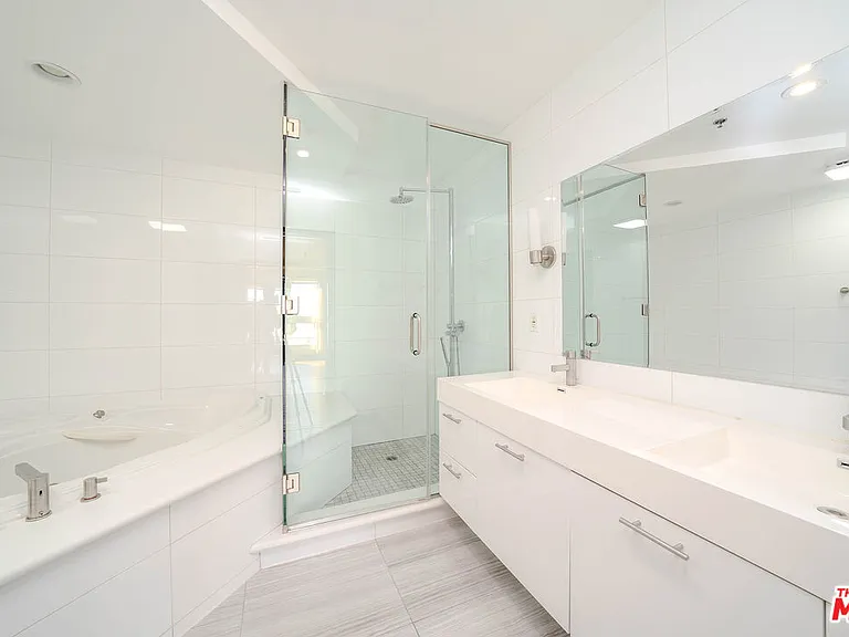 702 S Serrano Ave #501 — Photo 25