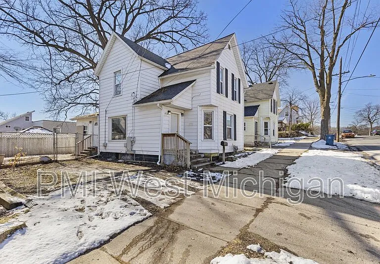 1038 3rd St NW — Photo 3