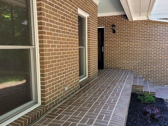 3rd image of 304 Idolbrook Ct