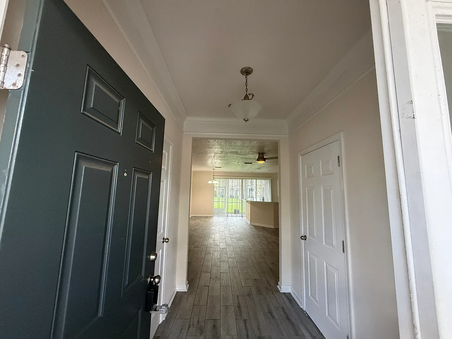 3 bed, 2.5 bath, 1600 sqft, $1,950 — Photo 3