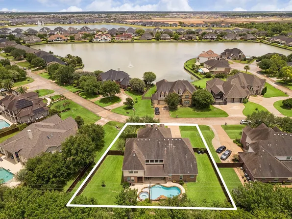 2400 Lakeway Dr, Friendswood, TX 77546