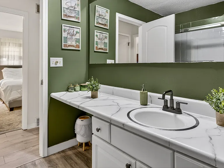 2429 Lawrence Ave — Photo 15